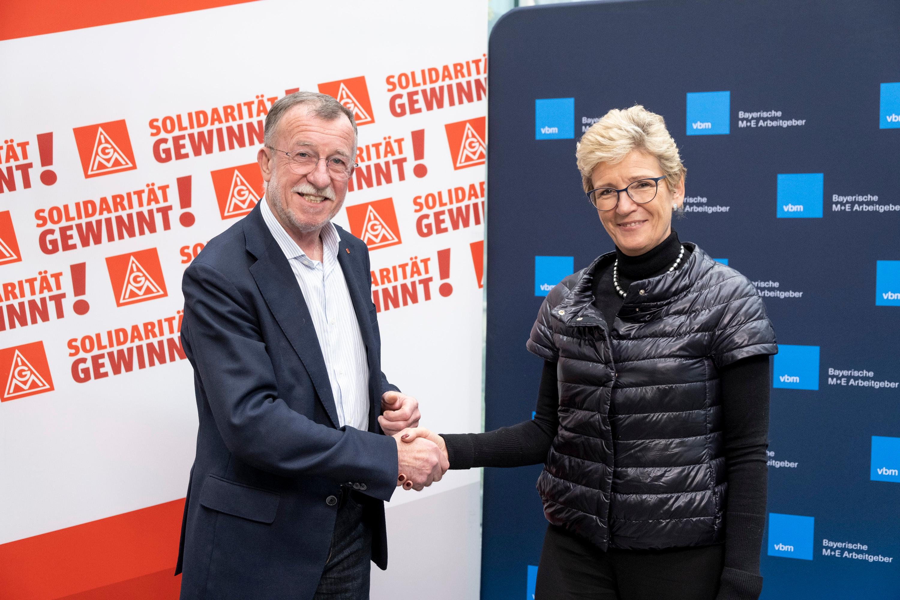 Die Verhandlungsführer Johann Horn und Angelique Renkhoff-Mücke geben sich die Hand auf den Tarifabschluss in Bayern.
