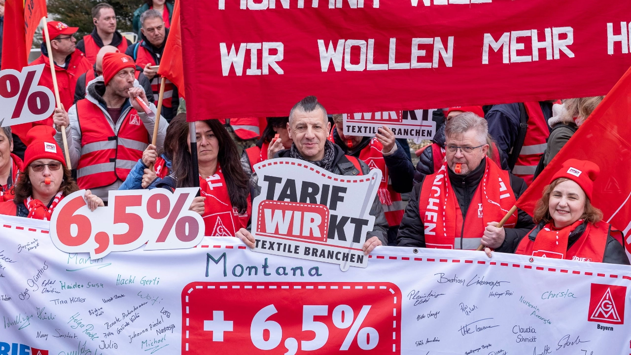 Beschäftigte demonstrieren zur zweiten Tarifverhandlung für Textil- und Bekleidungsindustrie am 25. Februar in Ingolstadt.