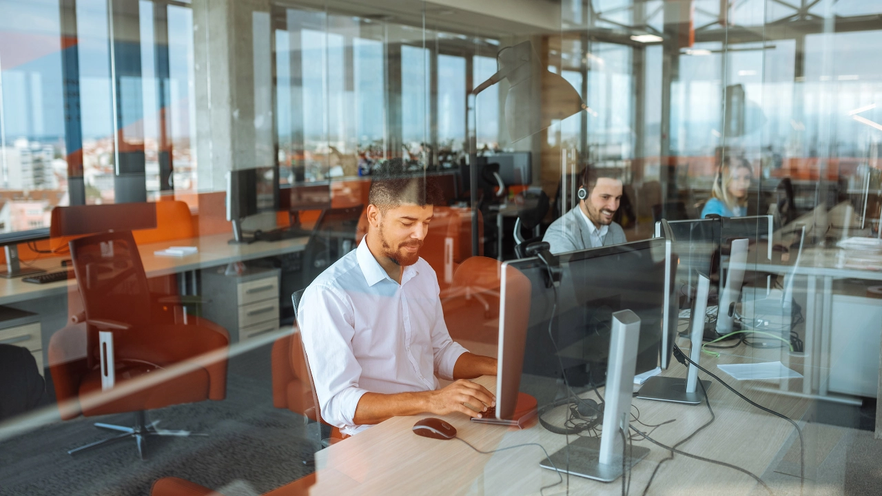 Ein Team von Entwicklern sitzt vor den Rechnern und arbeitet