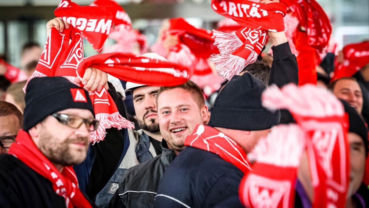 Beschäftigte von Siemens Energy in Duisburg machen zur Metall-Tarifrunde 2024 mit Warnstreiks Druck.