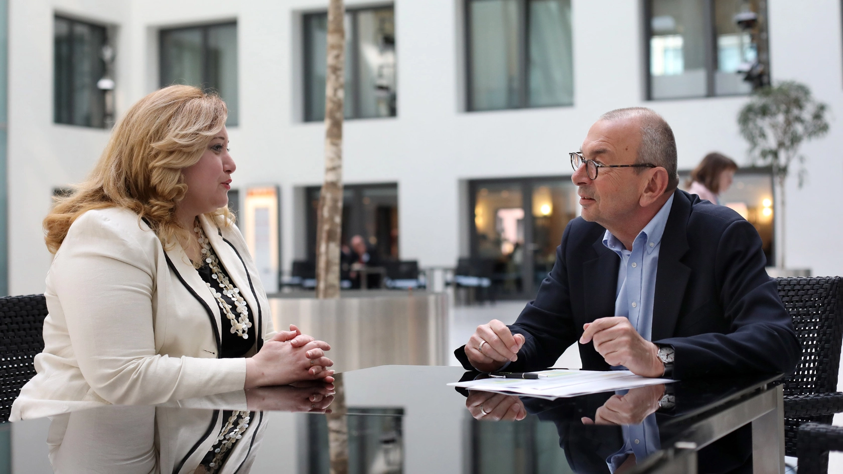 Eine Frau und ein Mann in einer Gesprächssituation im IG Metall Gebäude