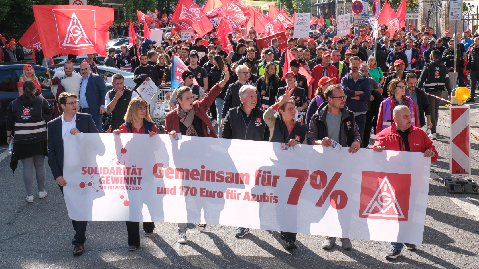 5000 Beschäftigte demonstrieren bei der 1. Tarifverhandlung für die bayerische Metall- und Elektroindustrie 2024 in München für 7 Prozent mehr Geld und 170 Euro mehr für Azubis.