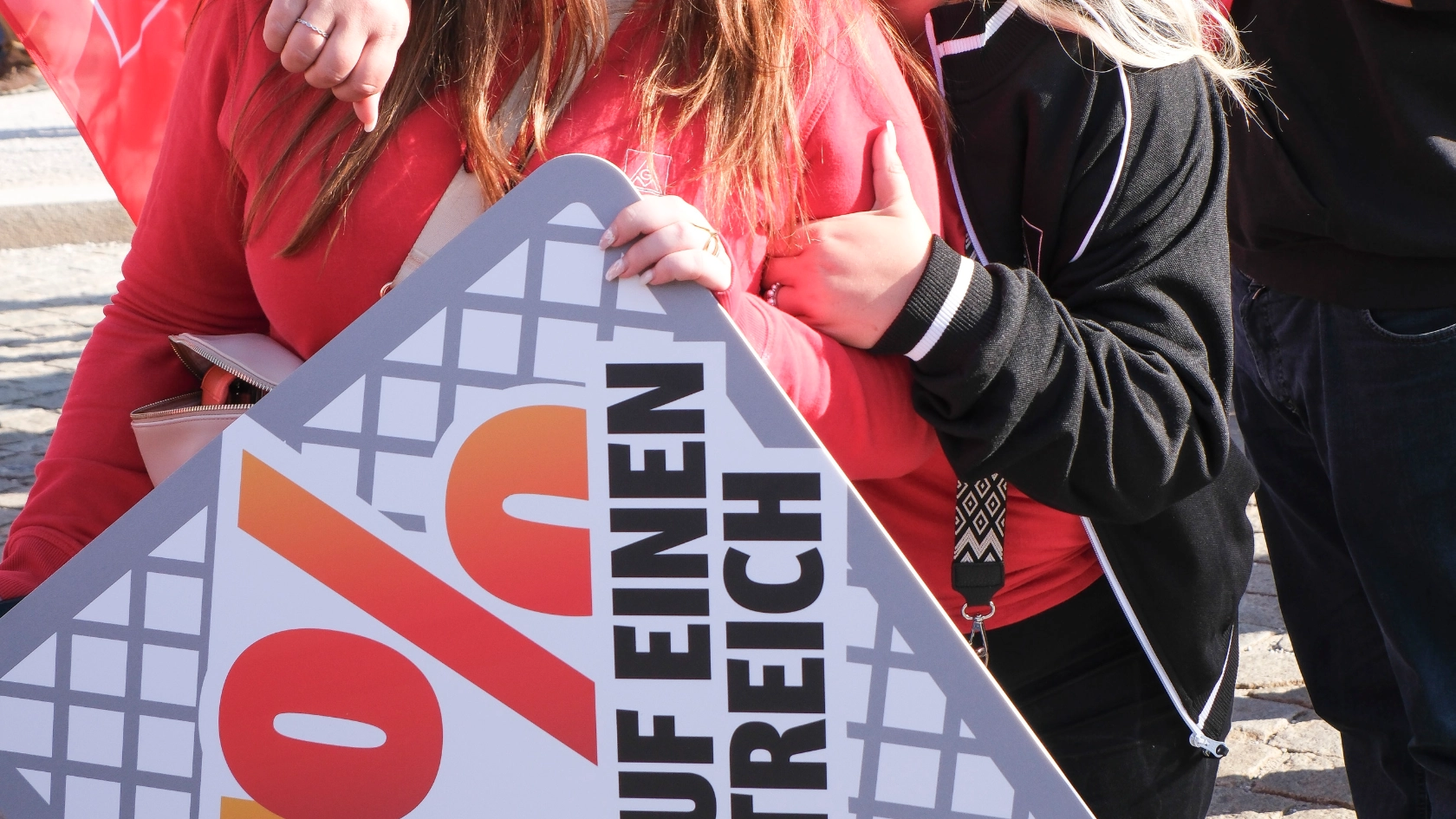 5000 Beschäftigte demonstrieren bei der 1. Tarifverhandlung für die bayerische Metall- und Elektroindustrie 2024 in München für 7 Prozent mehr Geld und 170 Euro mehr für Azubis.