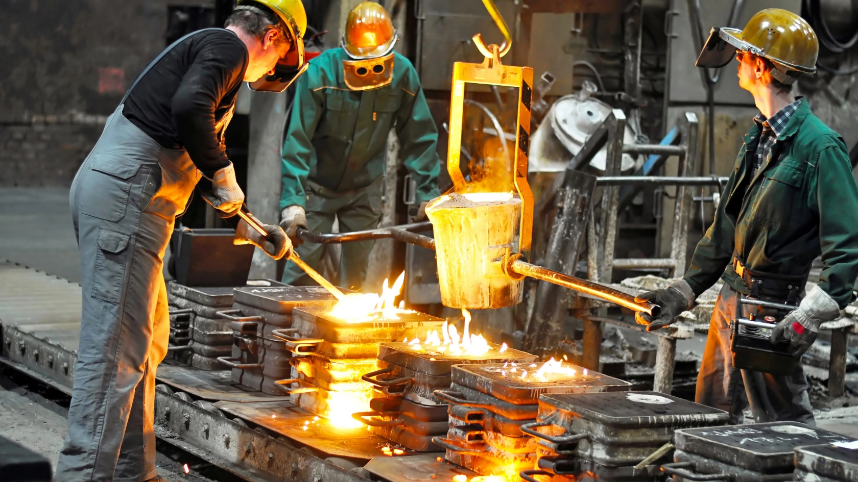 Arbeiter in einer Gießerei