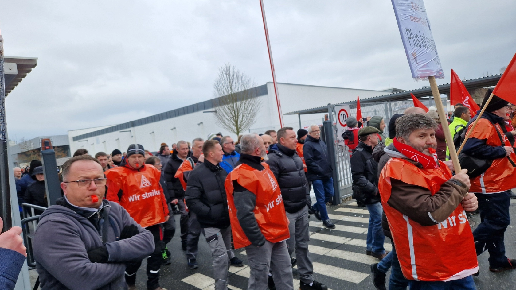 Warnstreik in der Holz- und Kunststoffindustrie: Novem, Vorbach