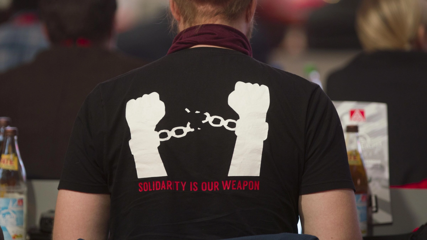 junge Delegierte auf dem Gewerkschaftstag 2019 trägt ein T-Shirt mit der Aufschrift 'Solidarity is our Weapon'