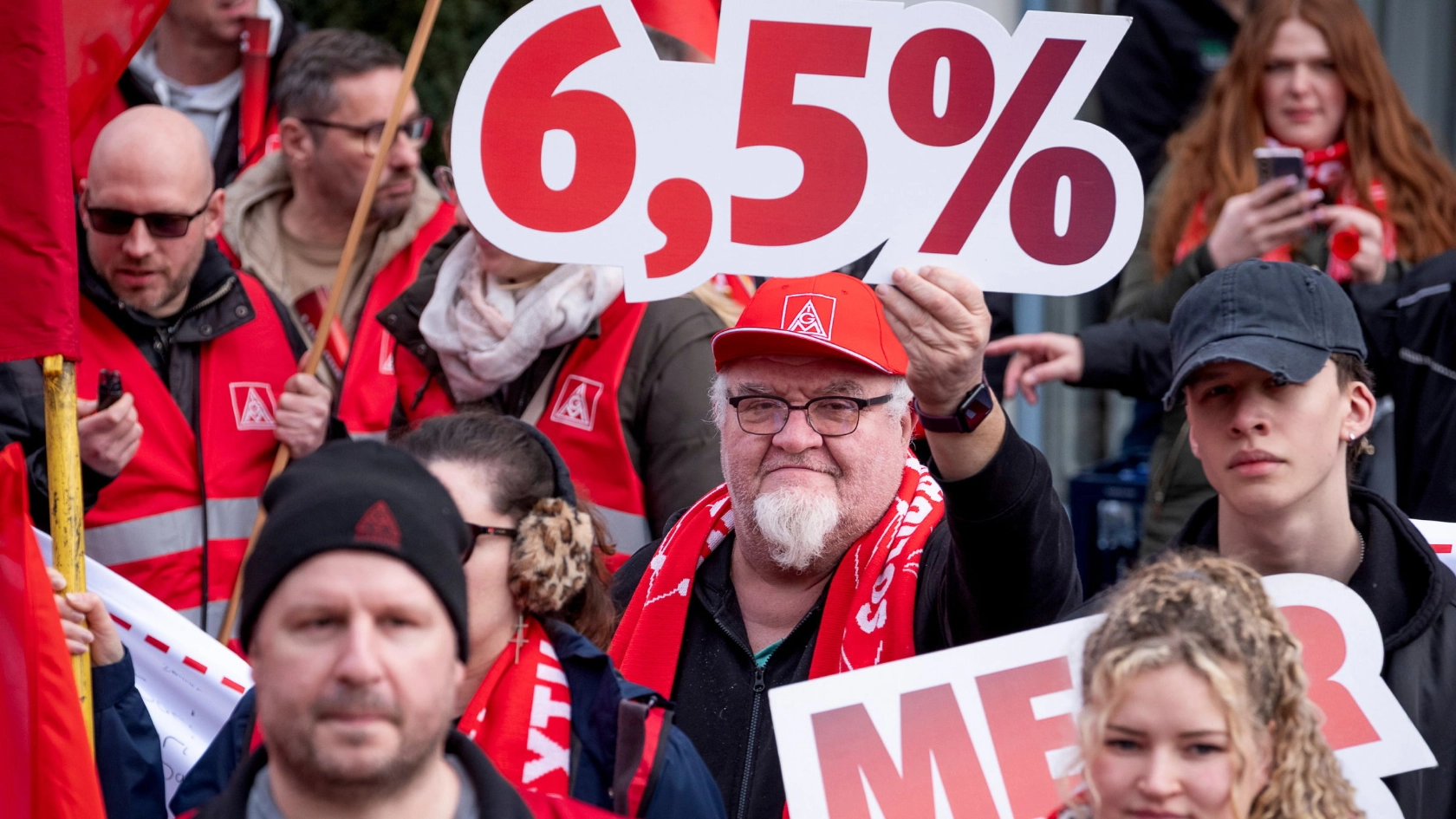 Beschäftigte demonstrieren zur zweiten Tarifverhandlung für Textil- und Bekleidungsindustrie am 25. Februar in Ingolstadt.