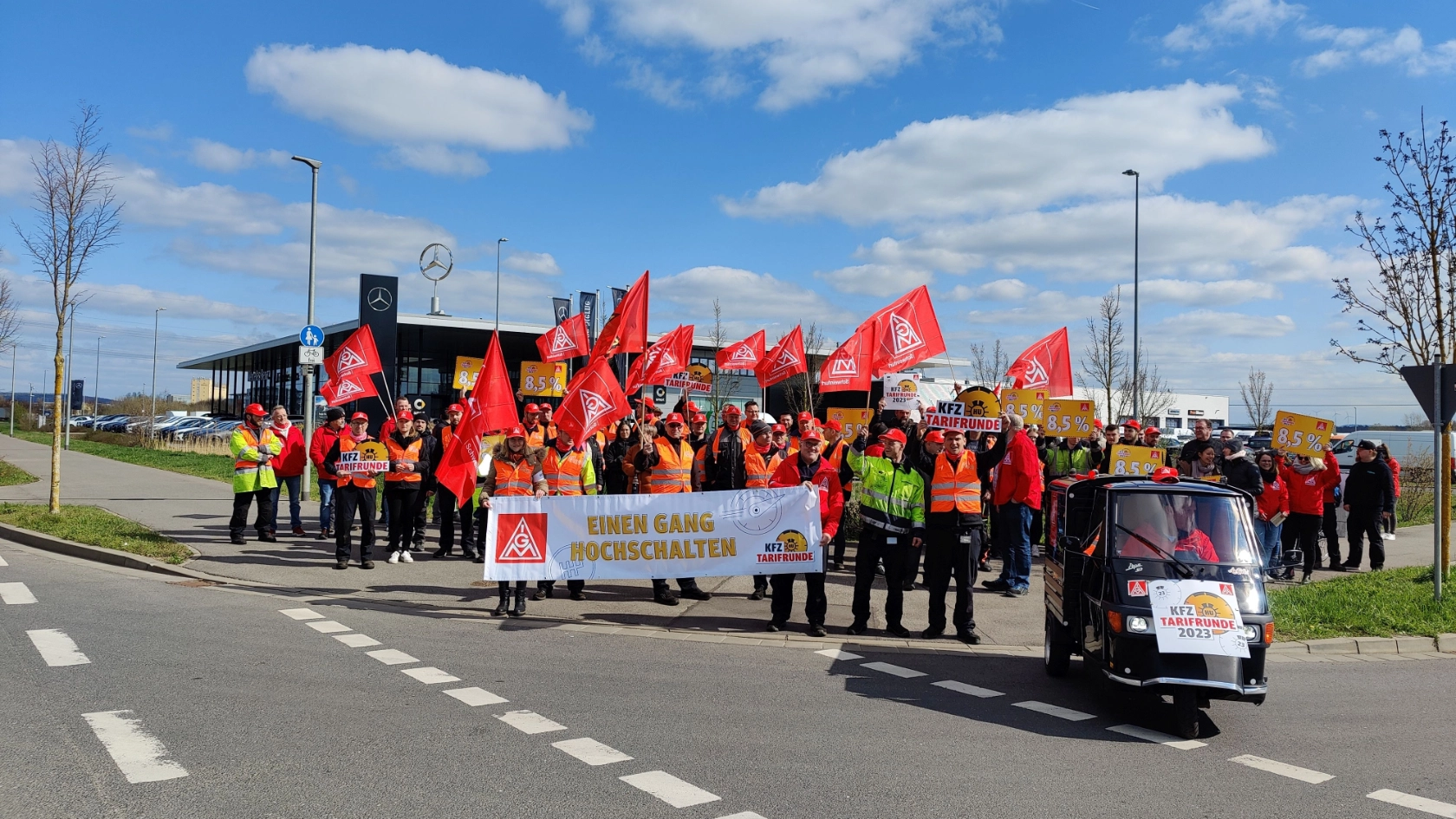 Tarifrunde KFZ-Handwerk: Beschäftigfte von Emil Frey in Schweinfurt im Warnstreik
