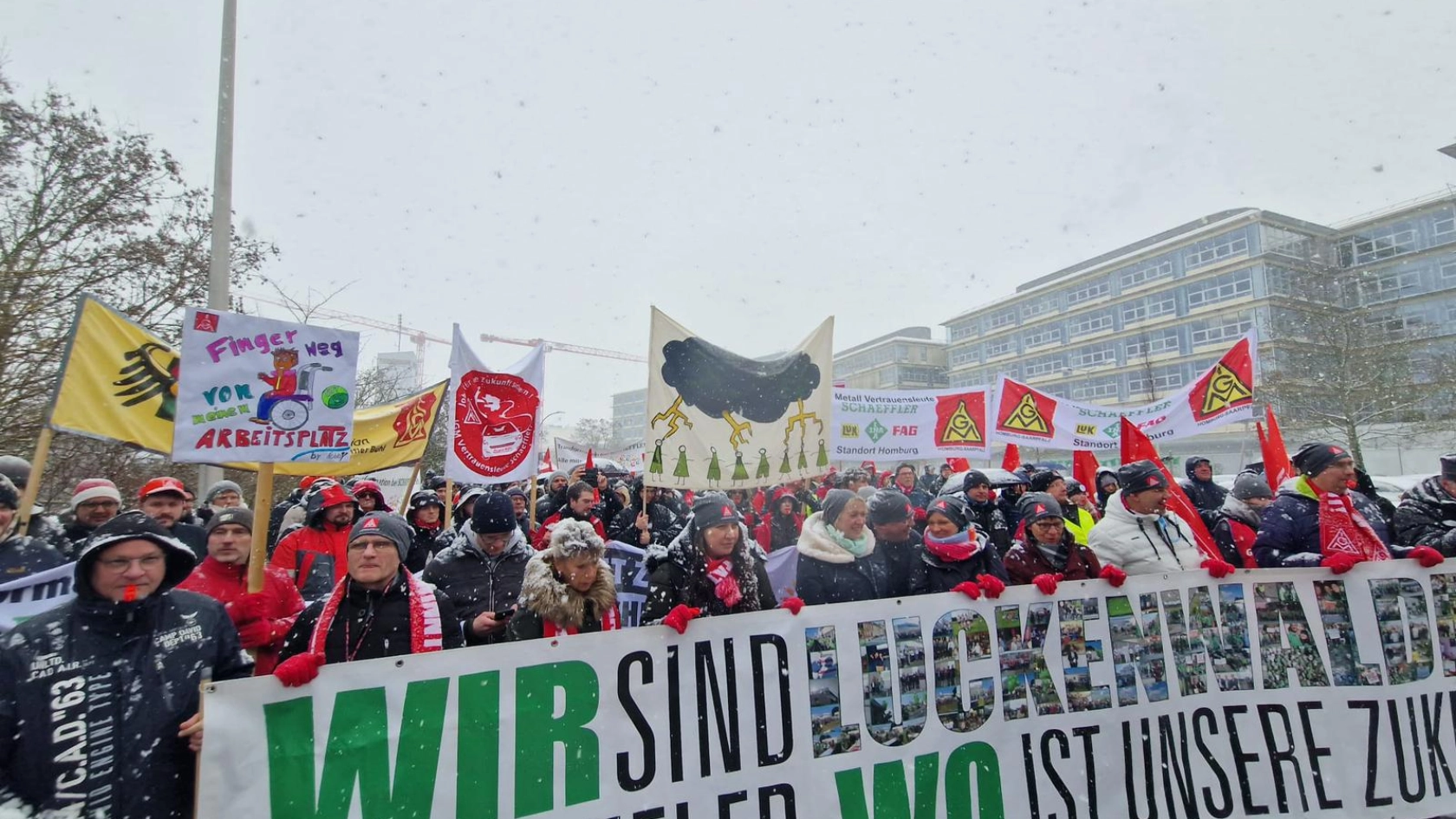 Bundesweiter Schaeffler-Aktionstag gegen Stellenabbau vor Unternehmenszentrale in Herzogenaurach
