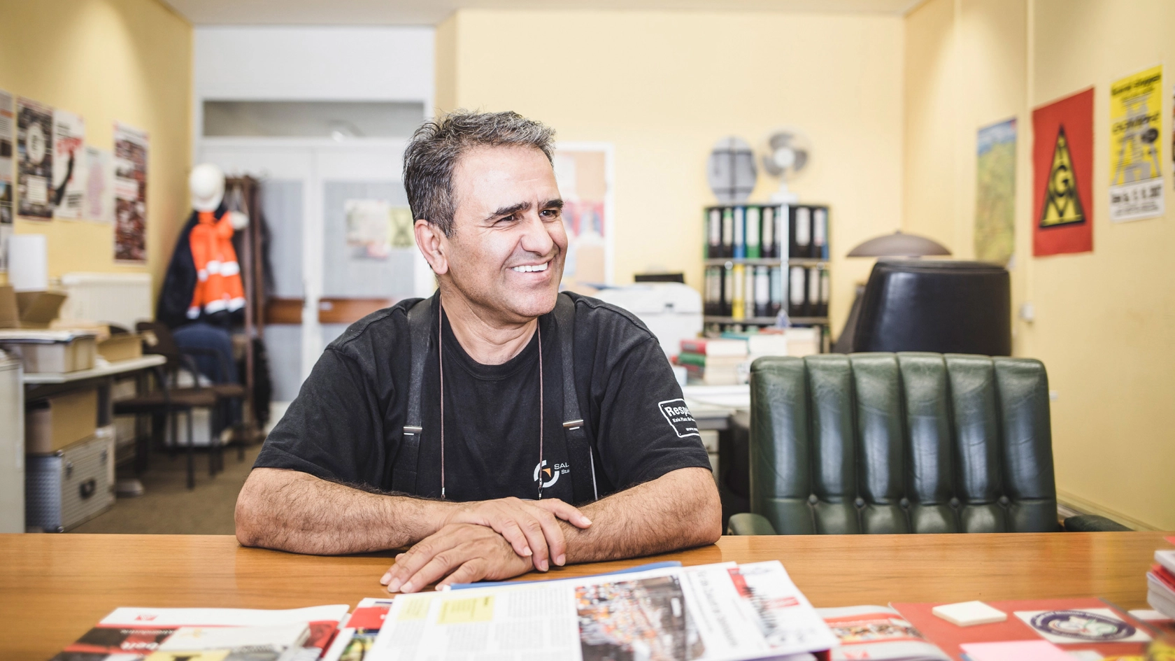 Arbeiter sitzt im Büro des Betriebsrates