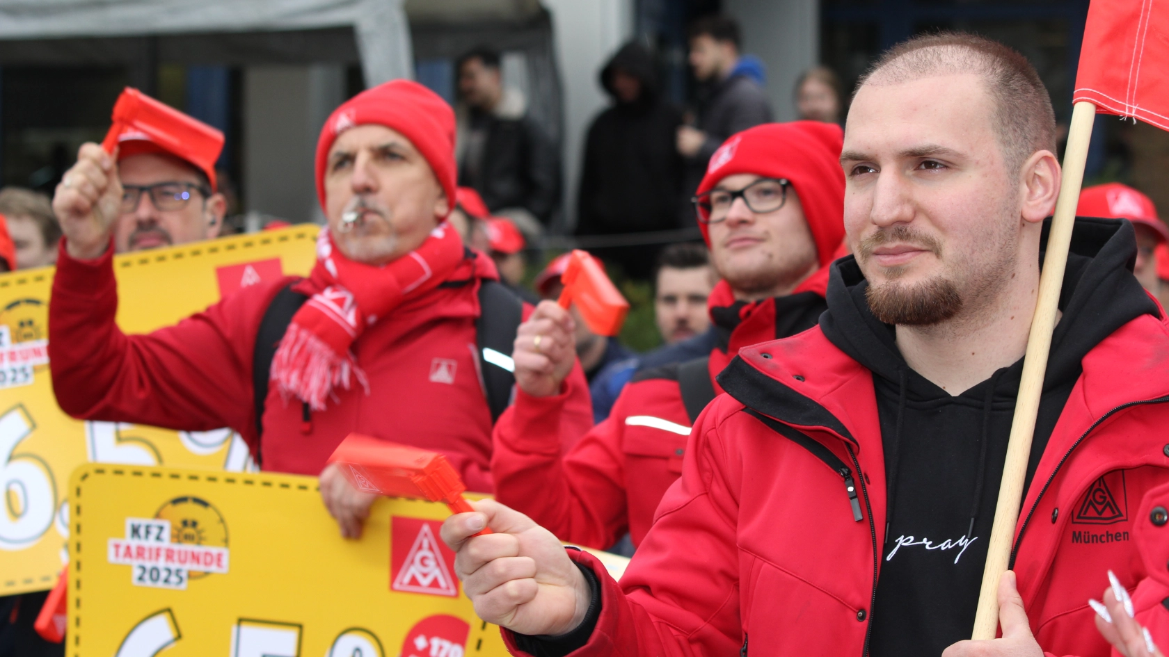 Lautstarke Kundgebung vor der ersten Tarifverhandlung in München