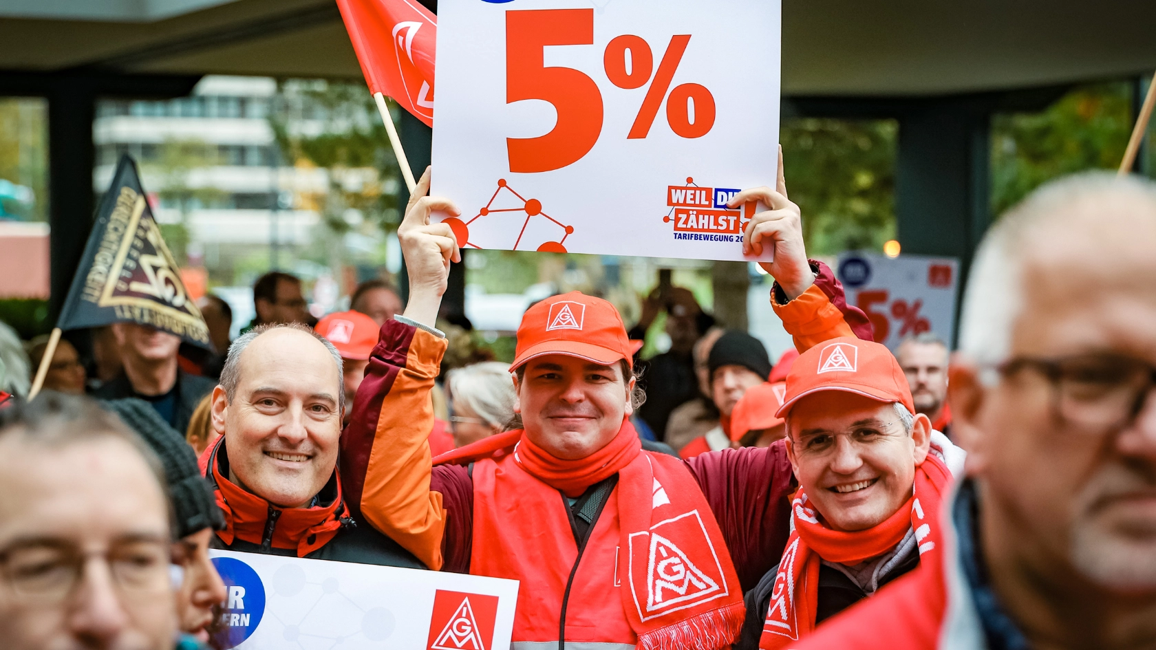 Bei einer Aktion zur zweiten Tarifverhandlung Metall- und Elektroindustrie machen sich Beschäftigte  für ihre Forderungen stark