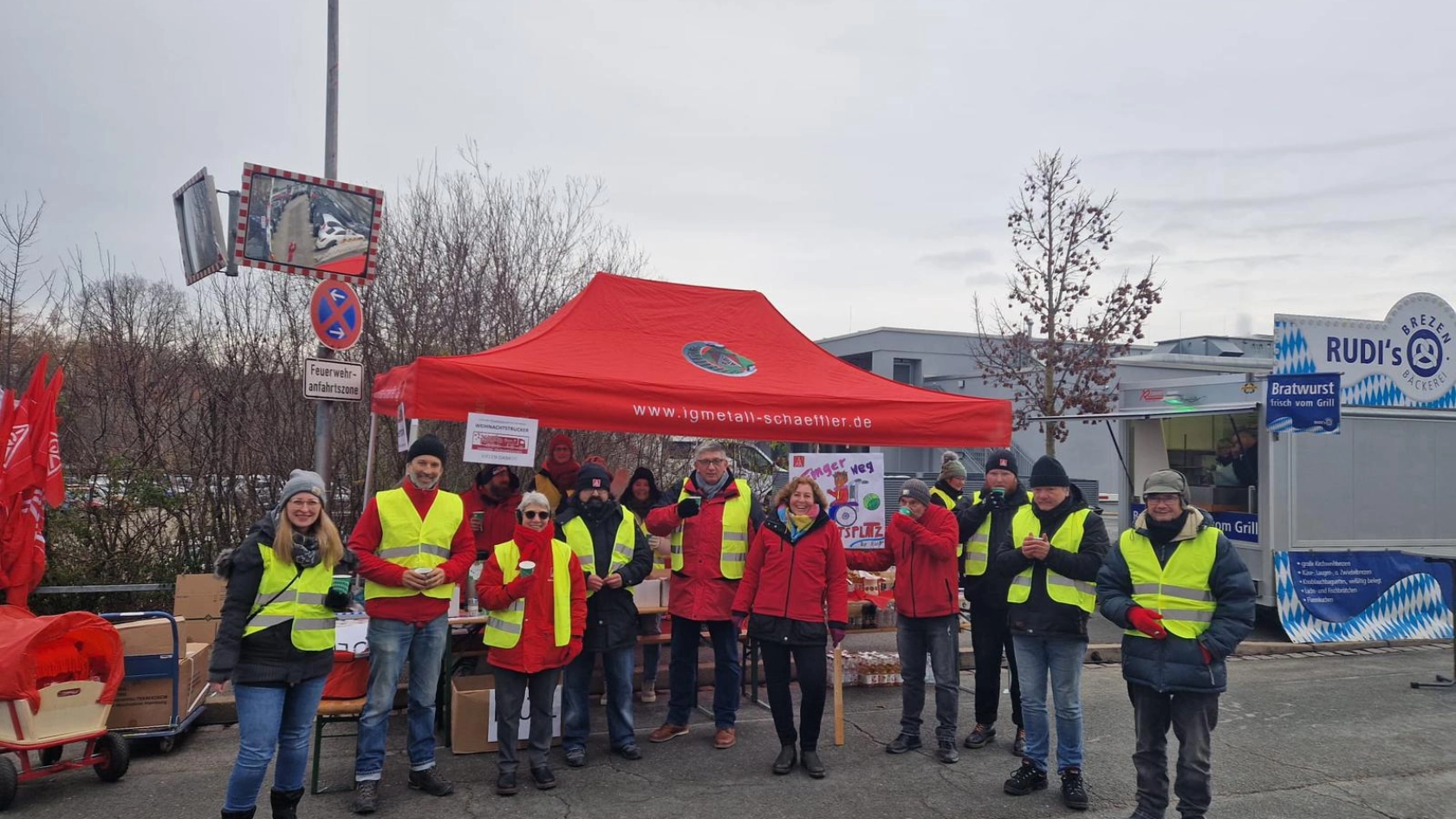 Bundesweiter Schaeffler-Aktionstag gegen Stellenabbau vor Unternehmenszentrale in Herzogenaurach