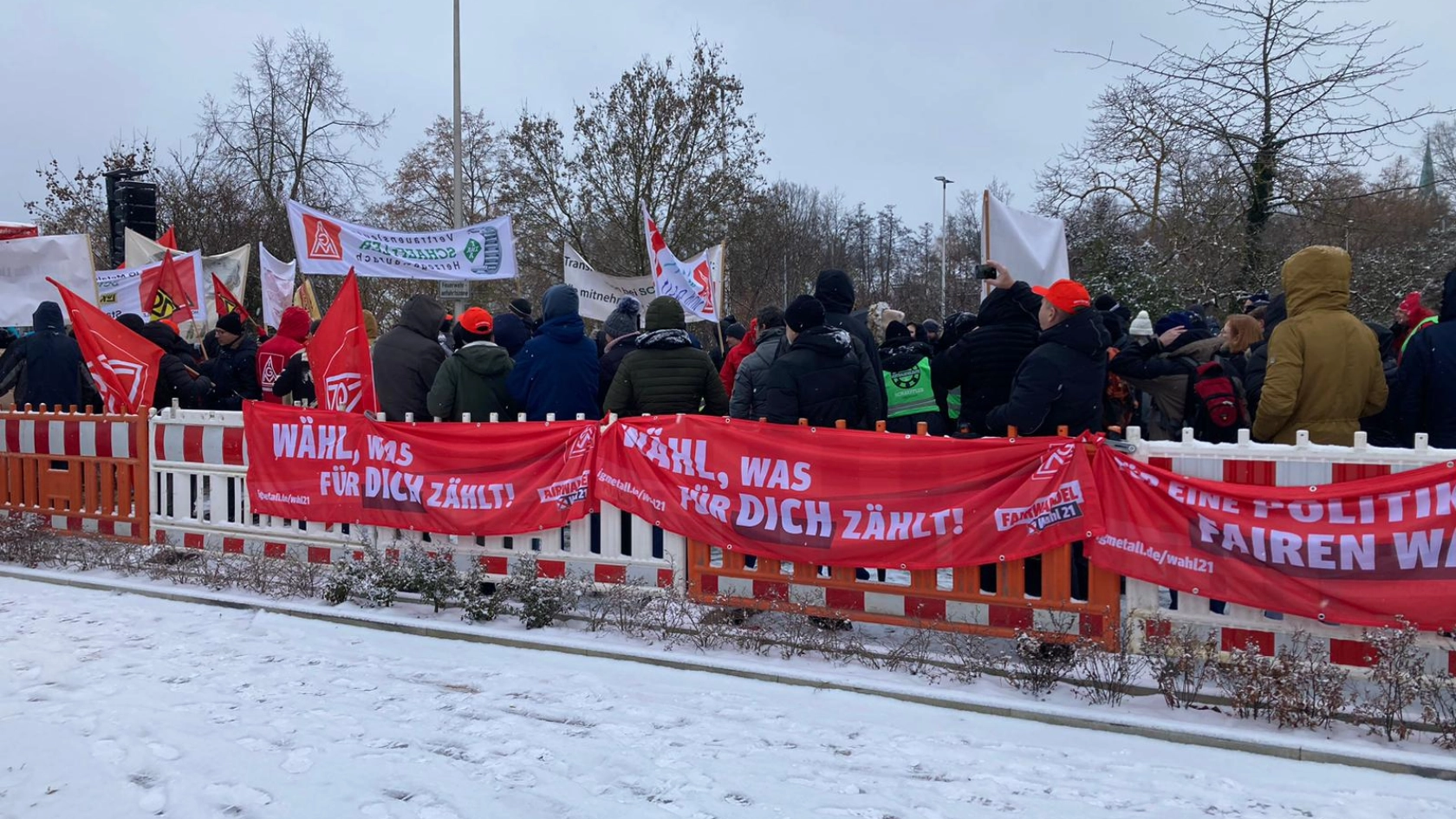 Bundesweiter Schaeffler-Aktionstag gegen Stellenabbau vor Unternehmenszentrale in Herzogenaurach
