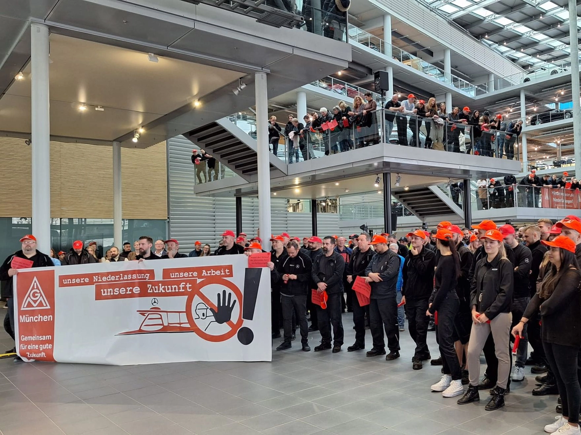 Mercedes Benz Kolleg:innen im Kampf gegen Schließung der Niederlassung