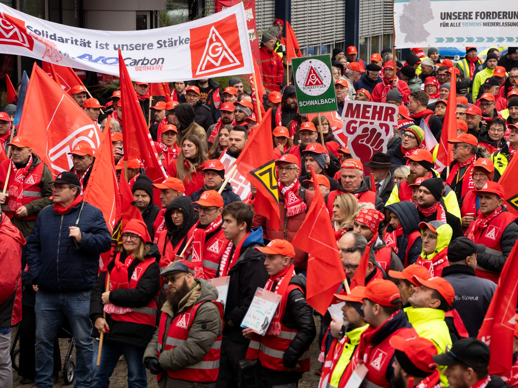 Beschäftigte beim Warnstreik in der Metall-Tarifrunde