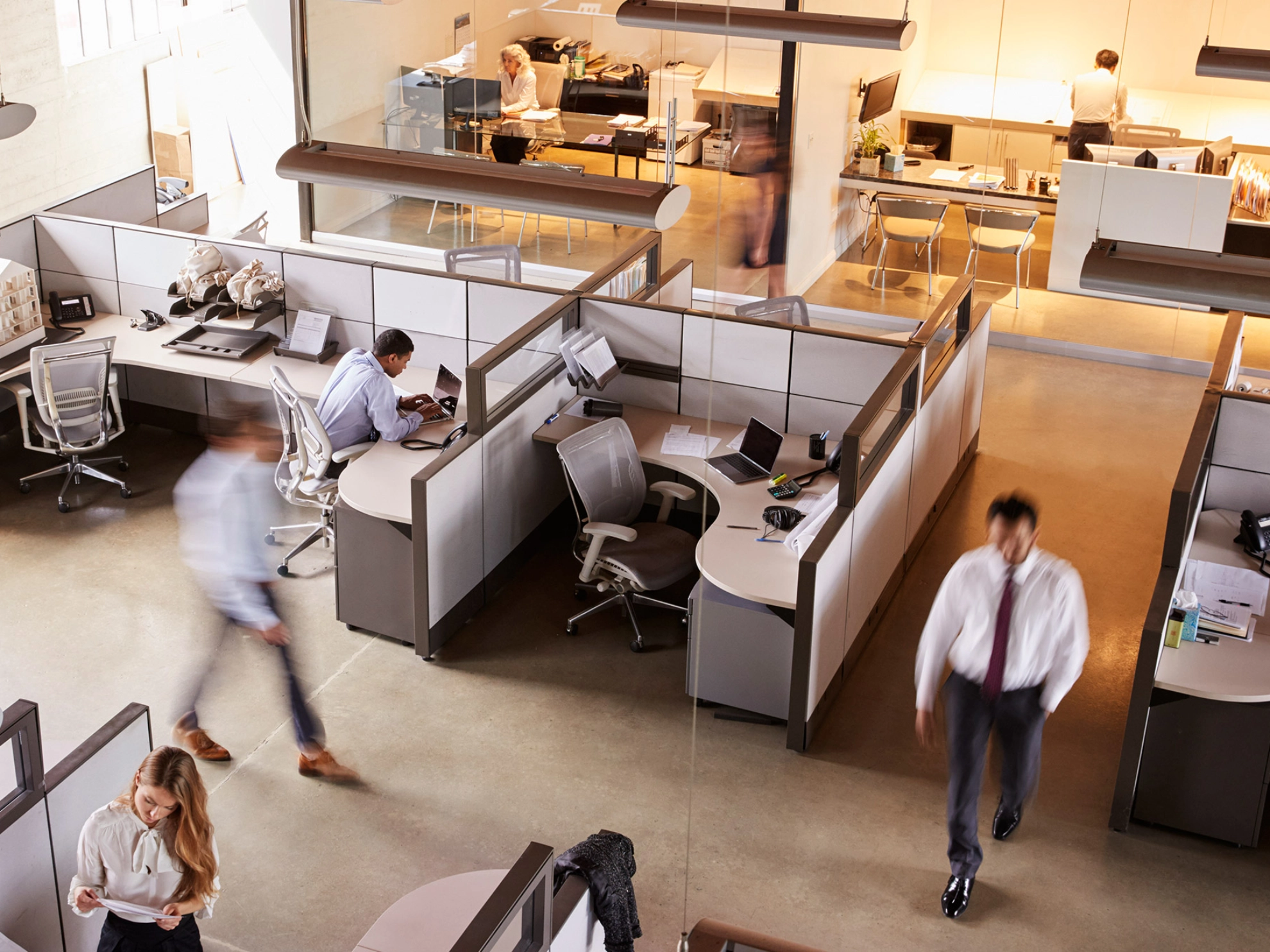 Erhöhten Blick in einem belebten Großraumbüro