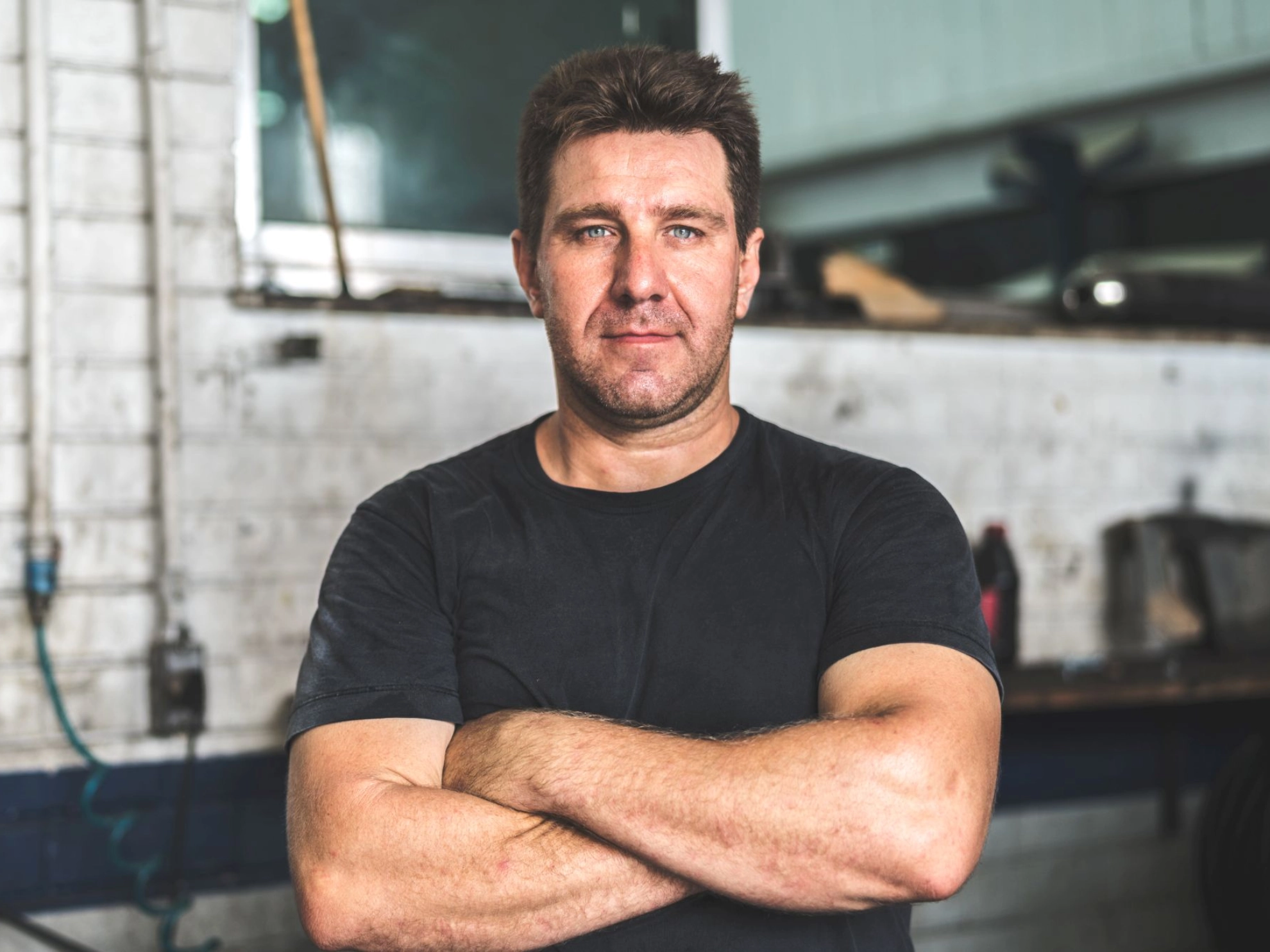 Mann in einer Werkstatt