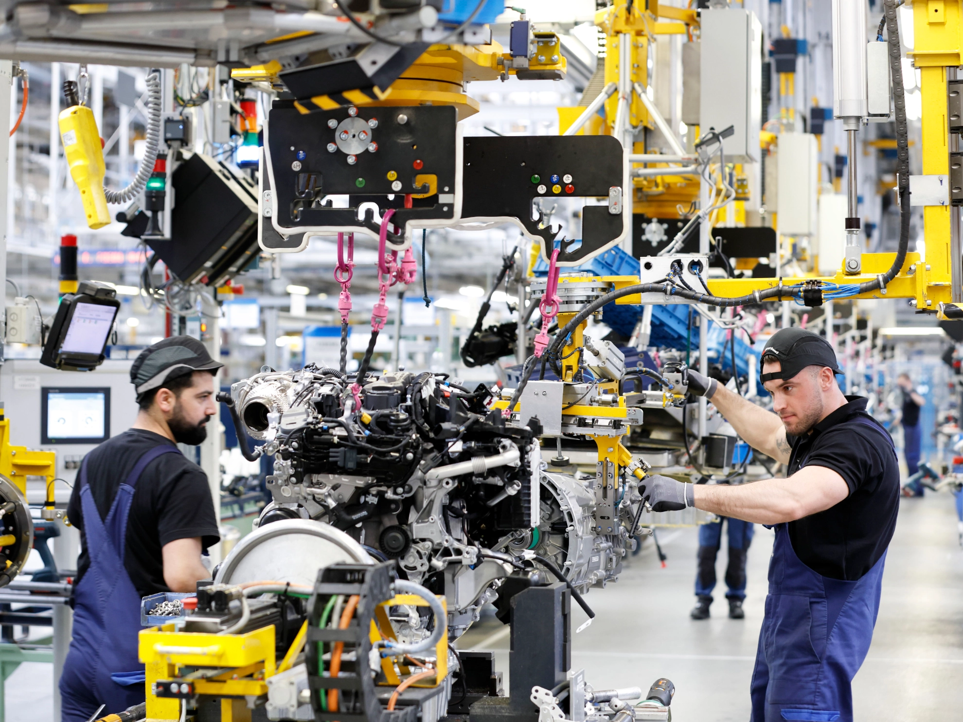 Arbeiter am Band Mercedes-Benz-Werk in Ludwigsfelde