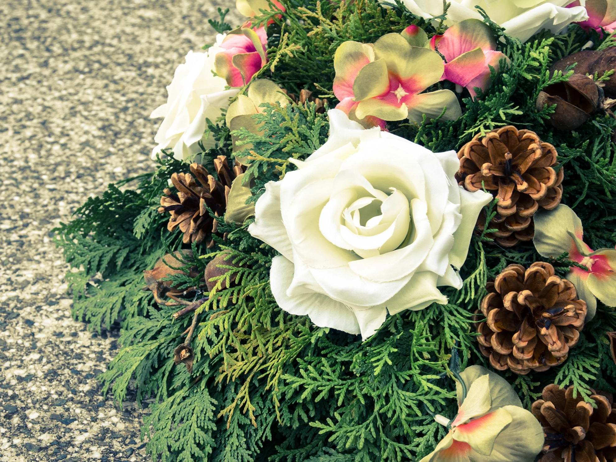 Blumenkranz liegt am Boden