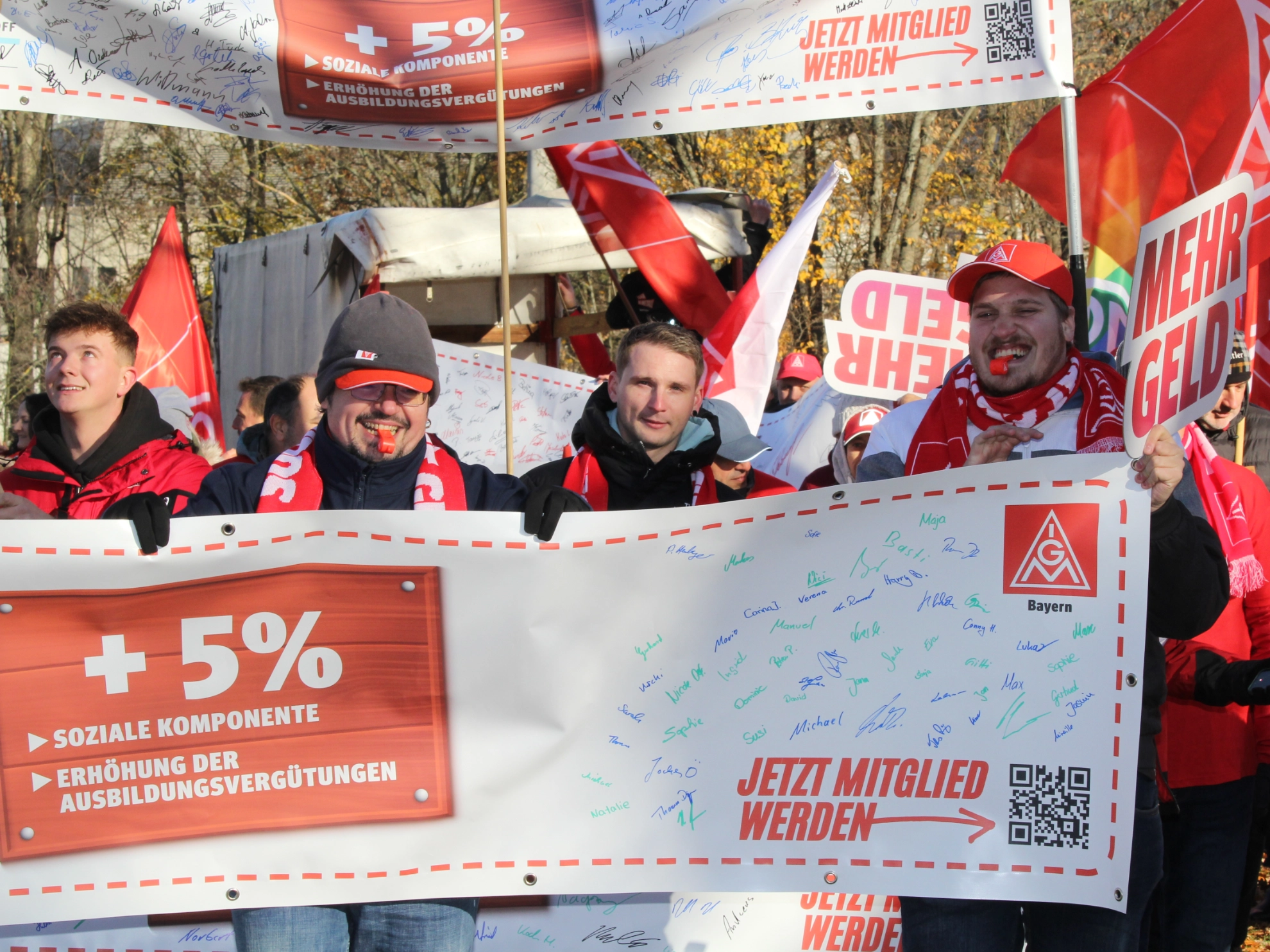 Tarifrunde Holz und Kunststoff: Verhandlungsbegleitende Aktion in Nürnberg. 1. Verhandlung in Nürnberg.