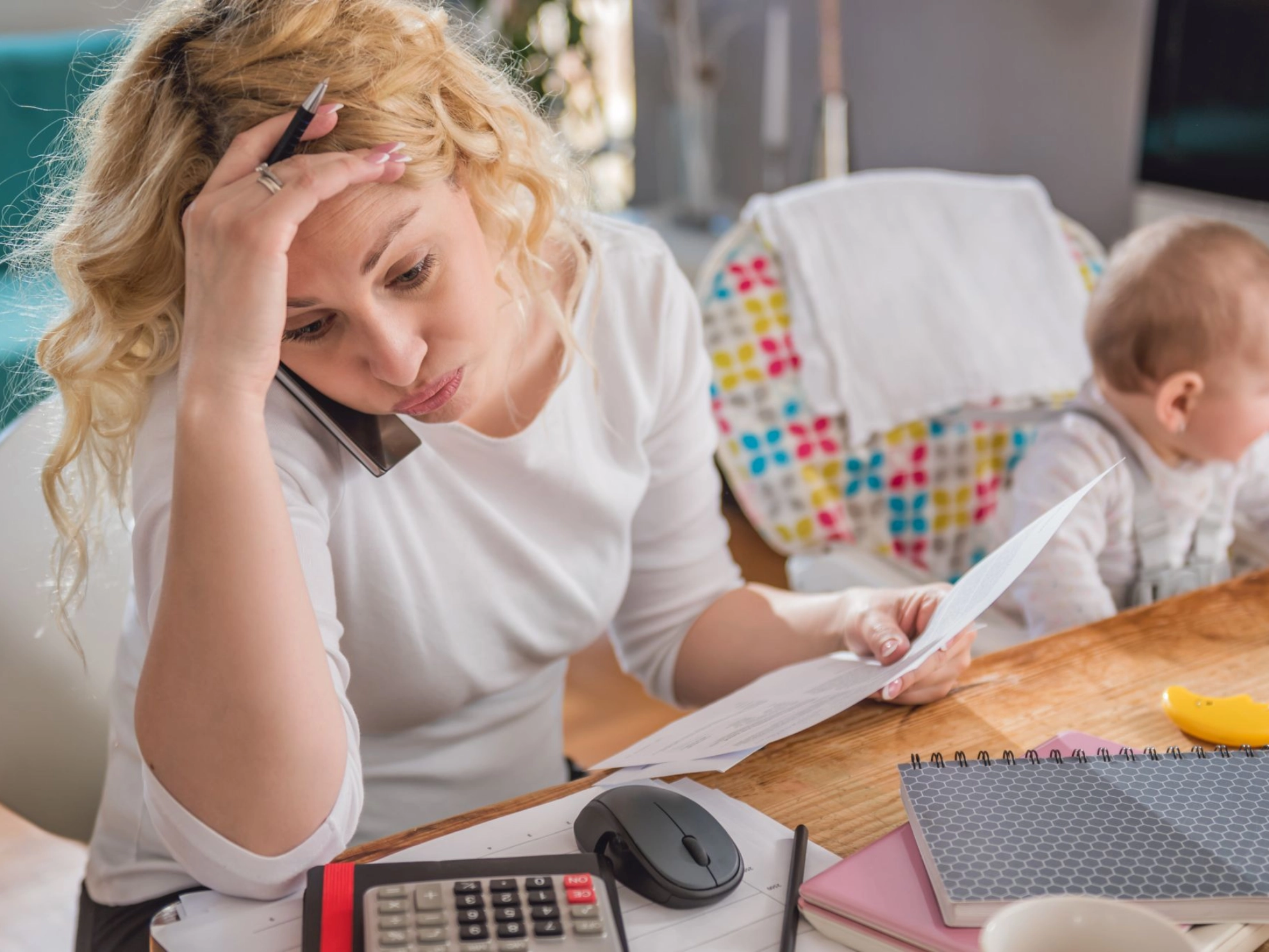gestrette Mutter im HomeOffice und während Kinderbetreuung
