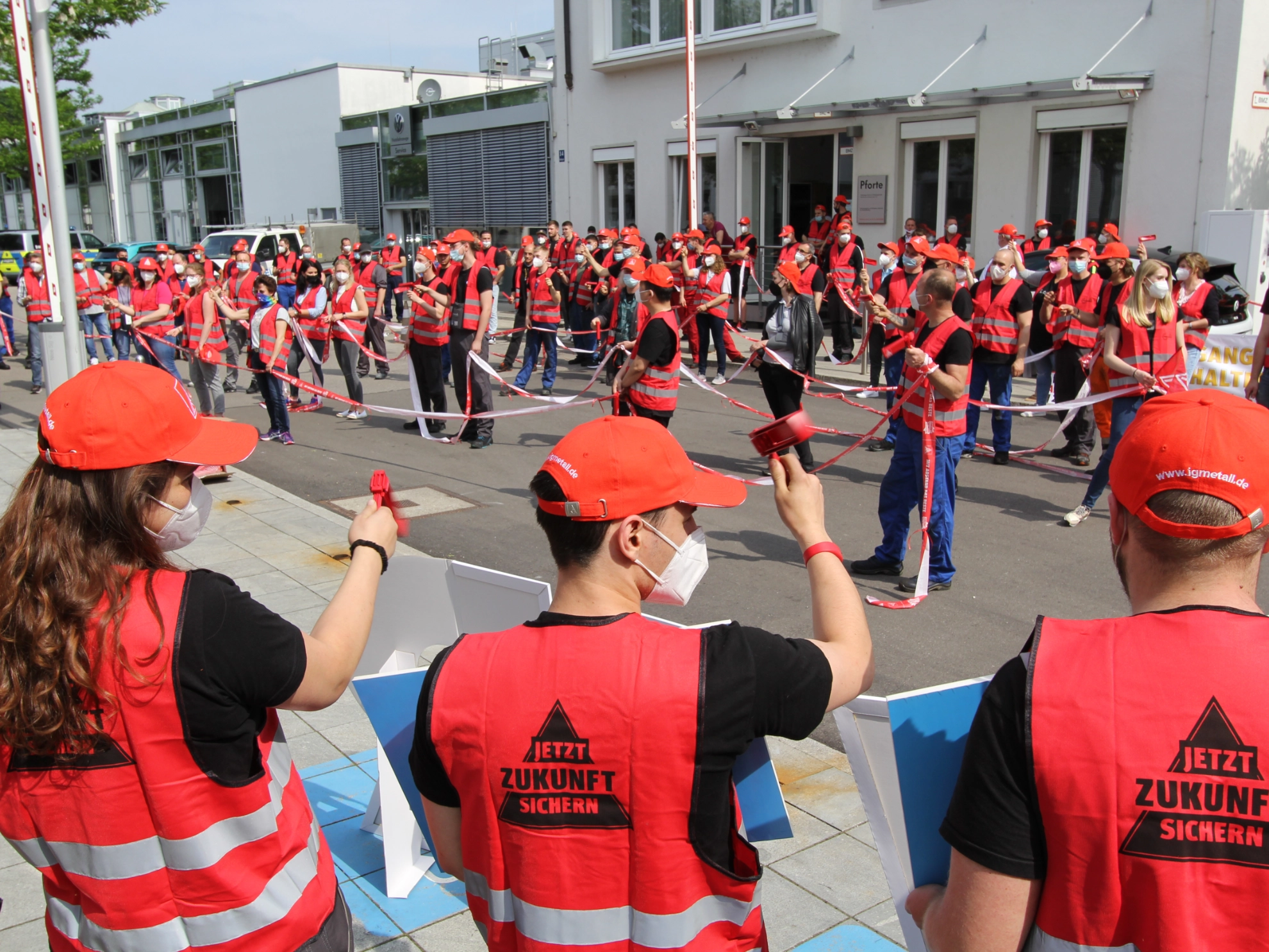 500 Euro Coronabeihilfe und 2,2 Prozent mehr Entgelt für Beschäftigte in Autohäusern und Werkstätten