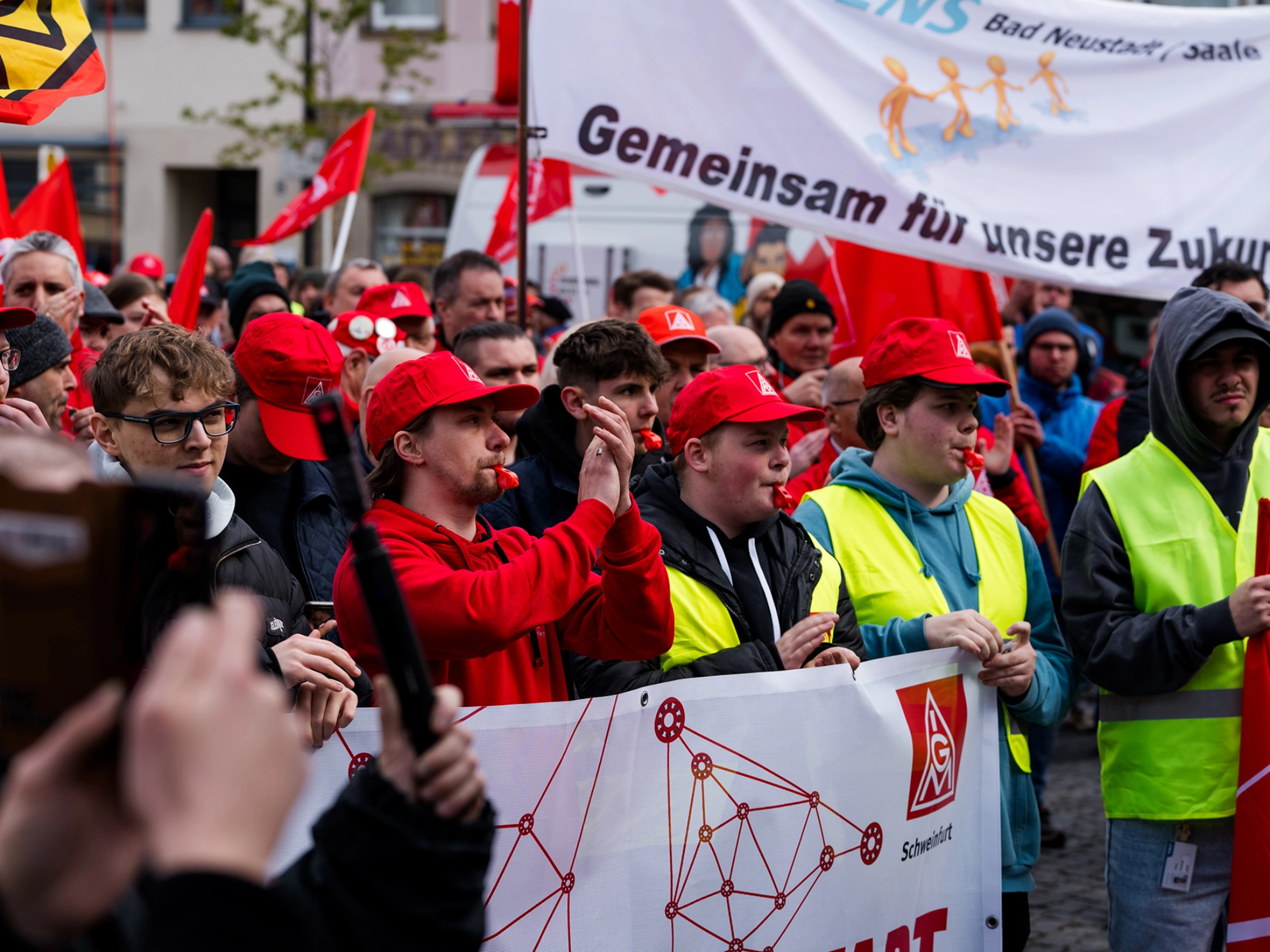 Beschäftigte von ZF, SKF, Bosch, Schaeffler und anderer Betriebe demonstrieren in Schweinfurt für den Erhalt ihrer Standorte.