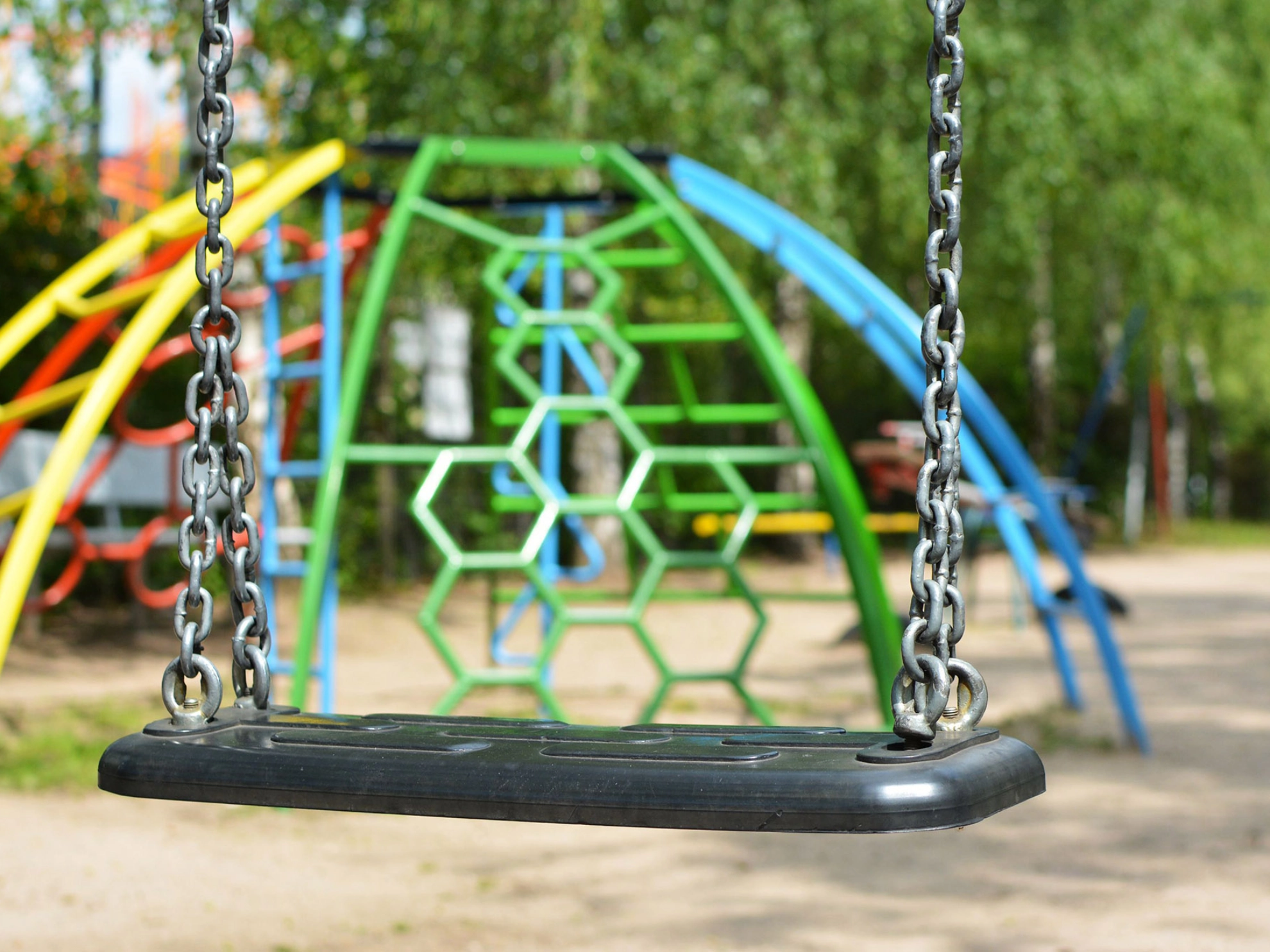 Leere Schaukel auf einem Spielplatz
