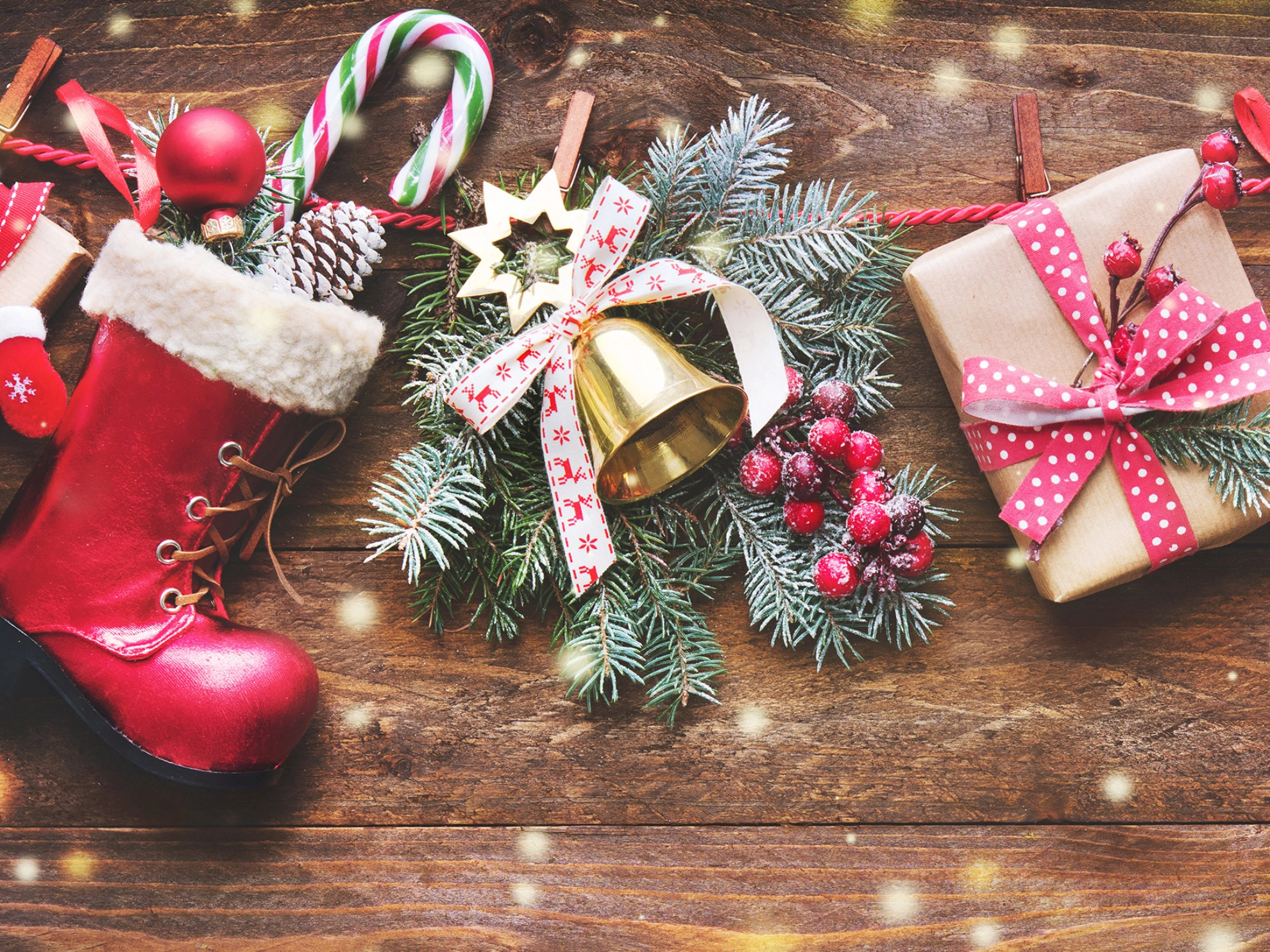 Festlichen Hintergrund mit Weihnachten Geschenke, Weihnachtsmänner Accessoires und Dekoration auf der Wäscheleine