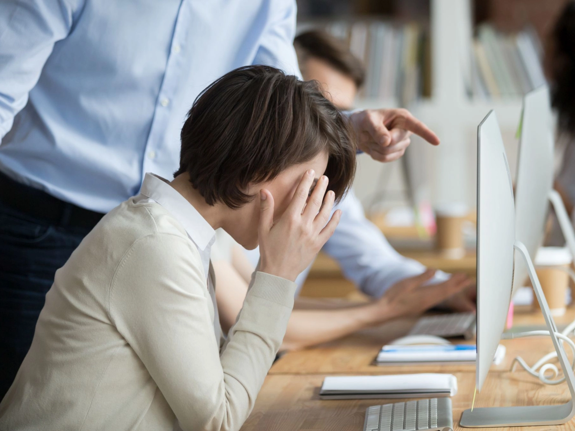 eine Büroangestelle wird von ihrem Vorgesetzten massiv unter Druck gesetzt