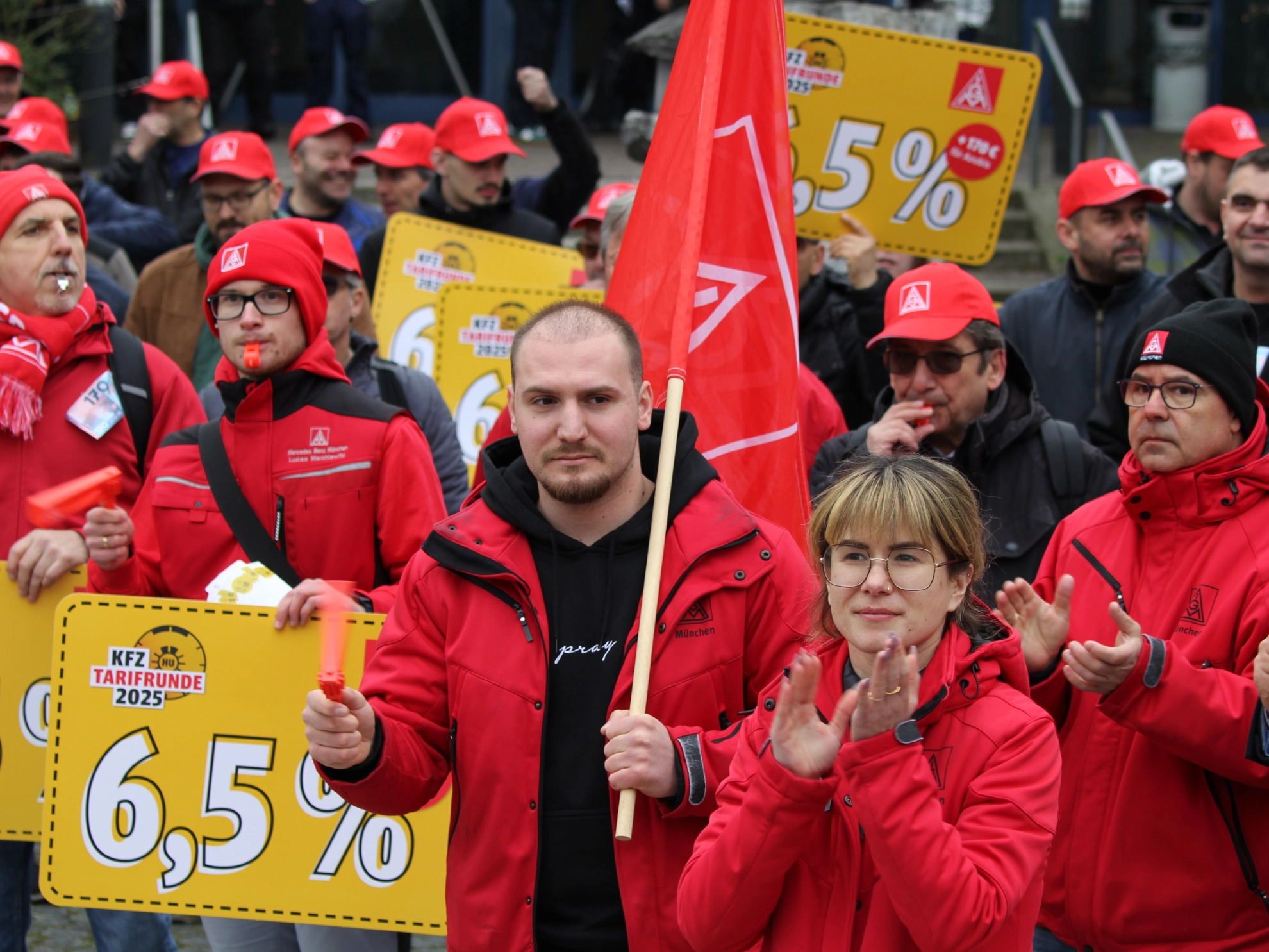 Lautstarke Kundgebung vor der ersten Tarifverhandlung in München