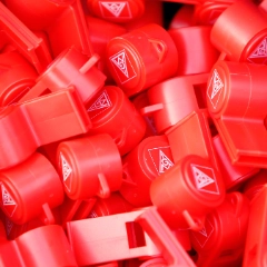 Viele rote Trillerpfeifen mit dem Logo der IG Metall.