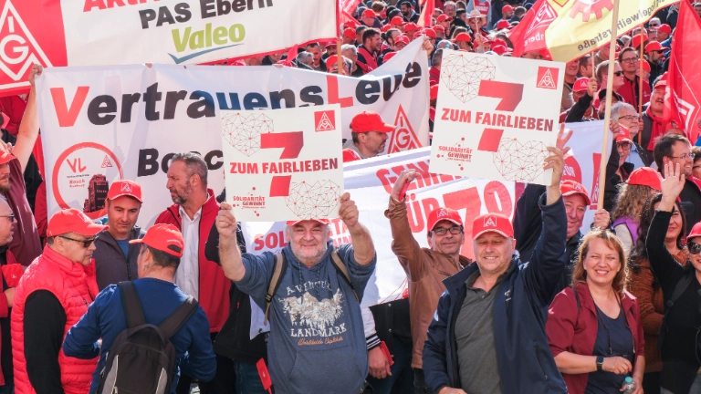 5000 Beschäftigte demonstrieren bei der 1. Tarifverhandlung für die bayerische Metall- und Elektroindustrie 2024 in München für 7 Prozent mehr Geld und 170 Euro mehr für Azubis.