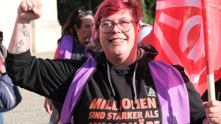 5000 Beschäftigte demonstrieren bei der 1. Tarifverhandlung für die bayerische Metall- und Elektroindustrie 2024 in München für 7 Prozent mehr Geld und 170 Euro mehr für Azubis.