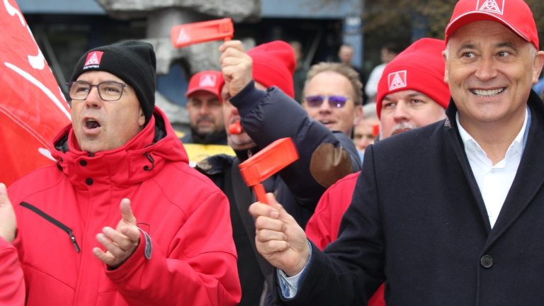Lautstarke Kundgebung vor der ersten Tarifverhandlung in München
