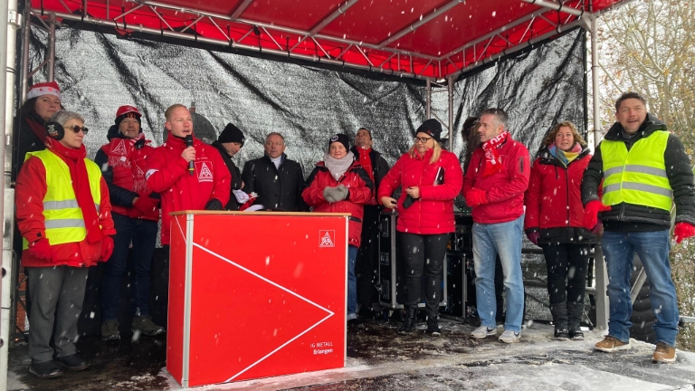 Bundesweiter Schaeffler-Aktionstag gegen Stellenabbau vor Unternehmenszentrale in Herzogenaurach