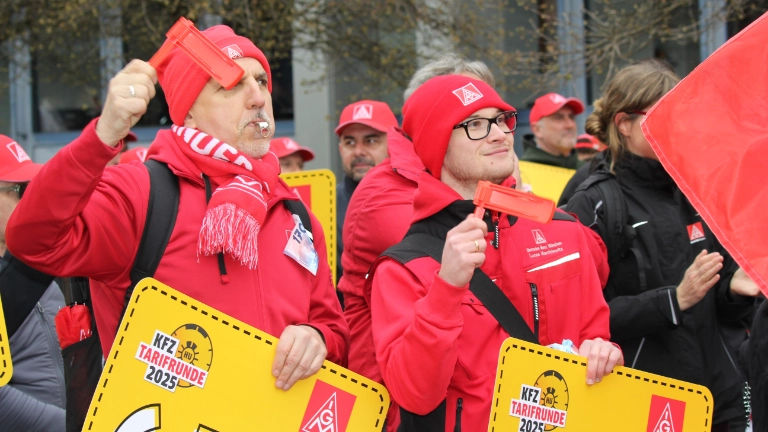 Lautstarke Kundgebung vor der ersten Tarifverhandlung in München