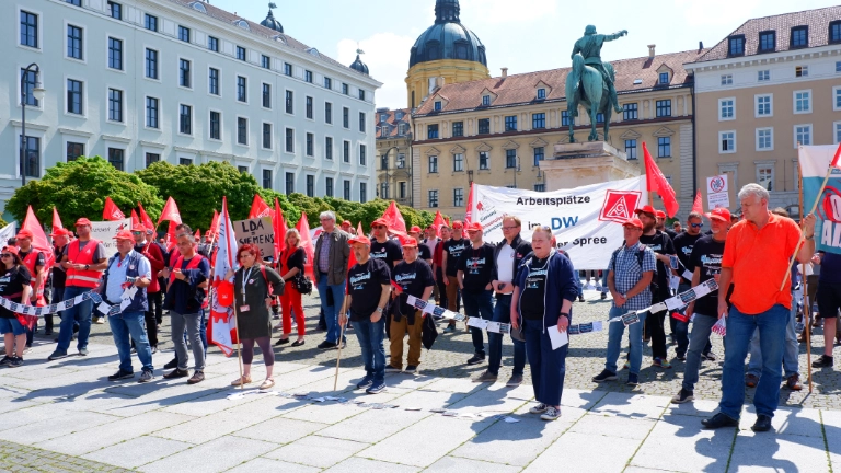 250 Beschäftigte vor allem aus Nürnberg und Berlin protestieren bei einer Kundgebung vor der Siemens-Zentrale in München gegen die Abspaltung der Sparte LDA.