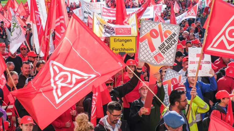 5000 Beschäftigte demonstrieren bei der 1. Tarifverhandlung für die bayerische Metall- und Elektroindustrie 2024 in München für 7 Prozent mehr Geld und 170 Euro mehr für Azubis.