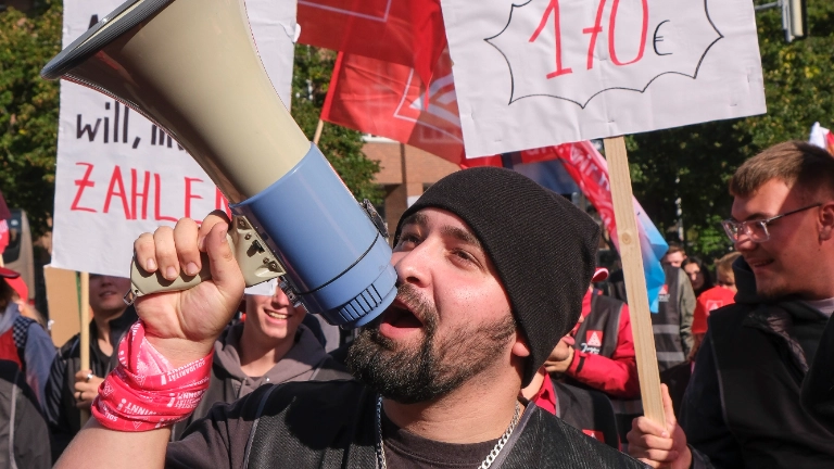 5000 Beschäftigte demonstrieren bei der 1. Tarifverhandlung für die bayerische Metall- und Elektroindustrie 2024 in München für 7 Prozent mehr Geld und 170 Euro mehr für Azubis.