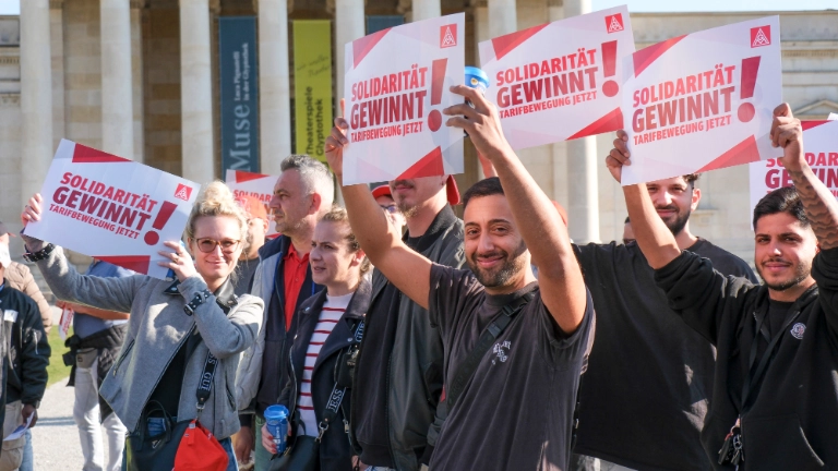 5000 Beschäftigte demonstrieren bei der 1. Tarifverhandlung für die bayerische Metall- und Elektroindustrie 2024 in München für 7 Prozent mehr Geld und 170 Euro mehr für Azubis.