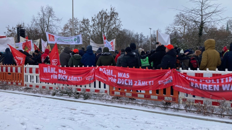 Bundesweiter Schaeffler-Aktionstag gegen Stellenabbau vor Unternehmenszentrale in Herzogenaurach