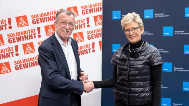 Die Verhandlungsführer Johann Horn und Angelique Renkhoff-Mücke geben sich die Hand auf den Tarifabschluss in Bayern.