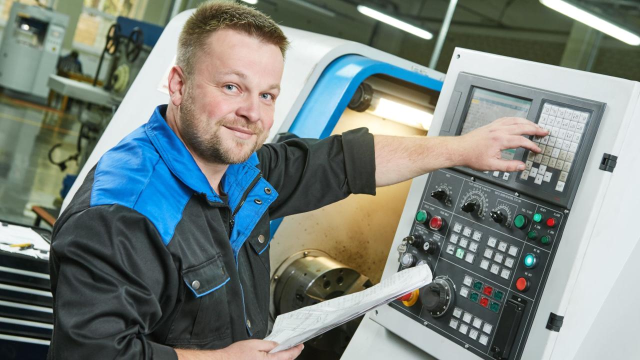 Arbeitnehmer beim Bedienen einer Maschine