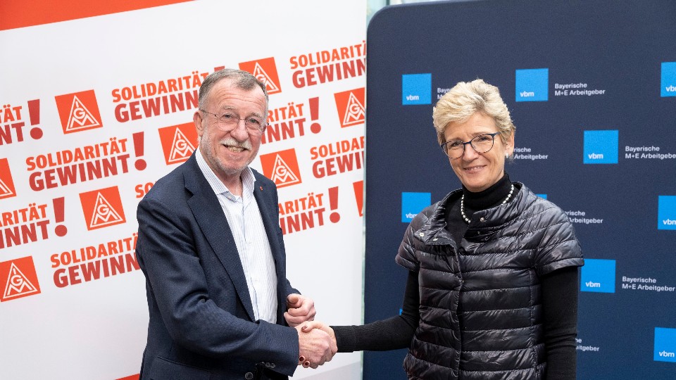 Die Verhandlungsführer Johann Horn und Angelique Renkhoff-Mücke geben sich die Hand auf den Tarifabschluss in Bayern.