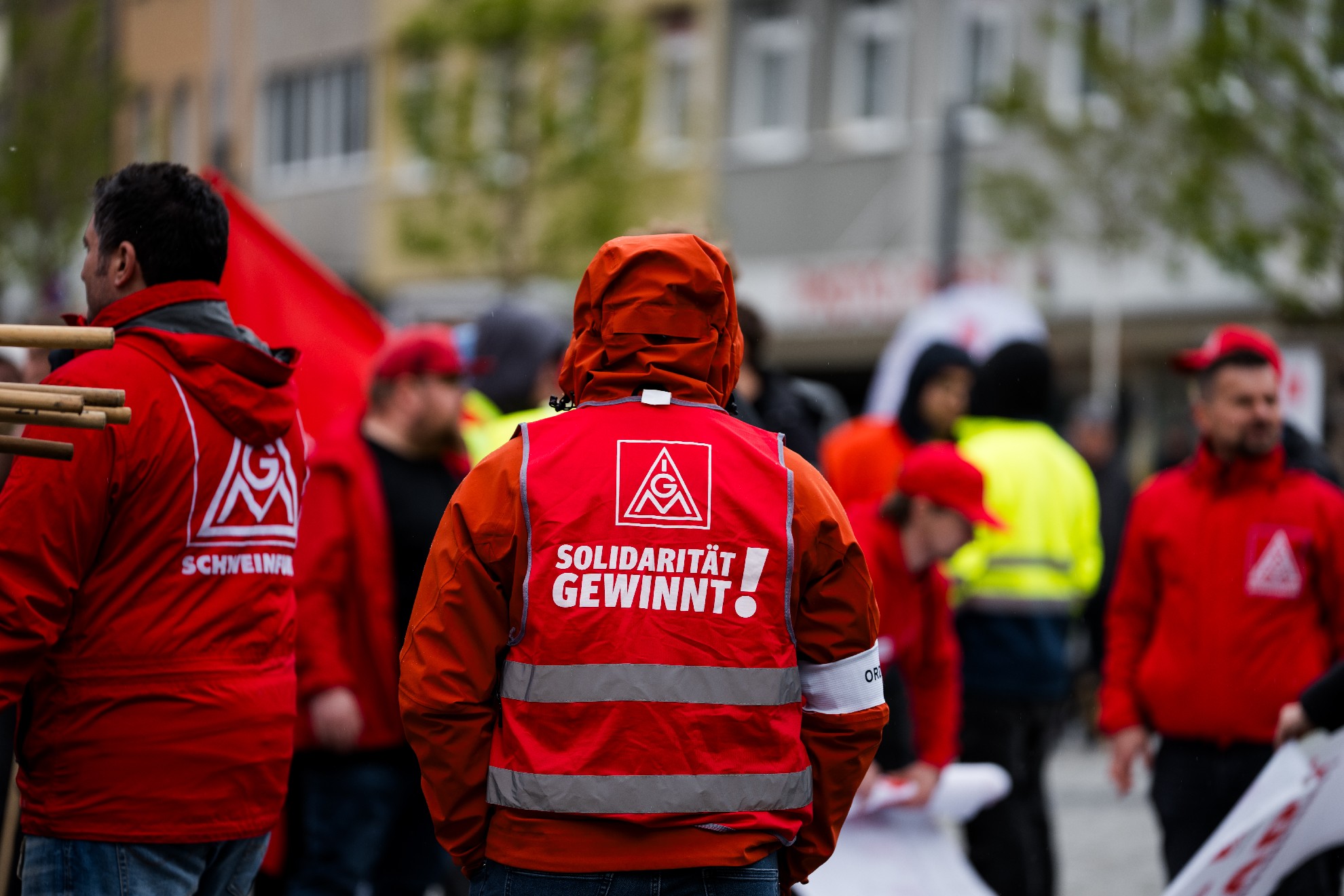 Beschäftigte von ZF, SKF, Bosch, Schaeffler und anderer Betriebe demonstrieren in Schweinfurt für den Erhalt ihrer Standorte.