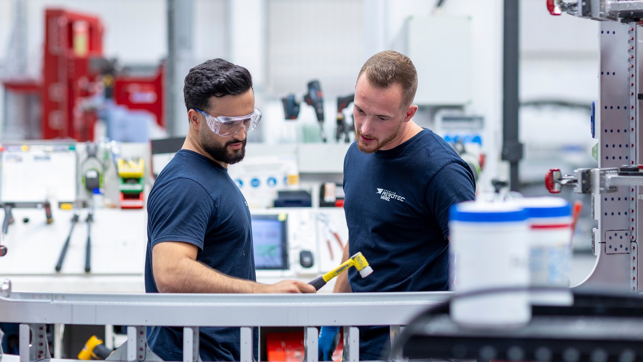 Die IG Metall kämpft jeden Tag für faire Arbeit, mit ihren Tarifverträgen und in den Betrieben. So wie bei Premium Aerotec in Varel. Hier haben IG Metall-Betriebsräte die Übernahmen von über 140 Leihbeschäftigten durchgesetzt.