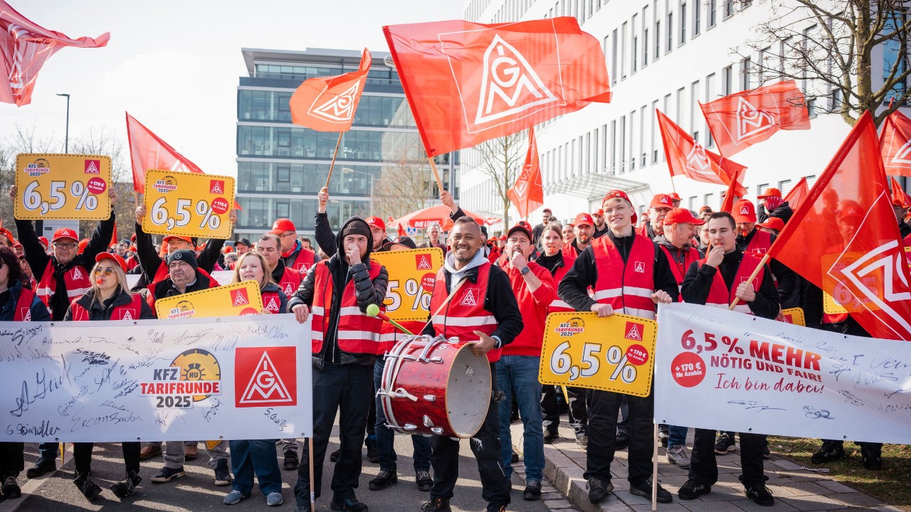 Beschäftigte bei einem Warnstreik in der Kfz-Tarifrunde in Nürnberg
